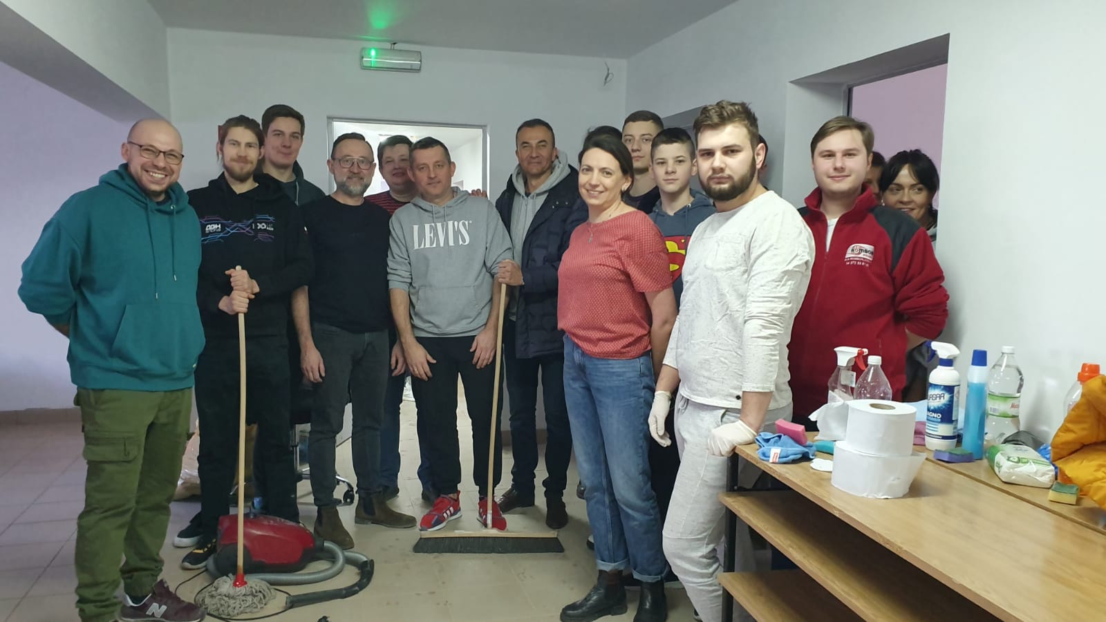 Grupa Przyjaciół z PWSZ w Chełmie w ekspresowym tempie stworzyła Tymczasowy Ośrodek dla uchodźców w Brzeźnie