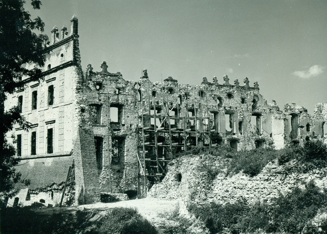 Fot. Ruiny zamku w Krupem. Widok od strony południowo wschodniej (fot. H. Gawarecki 1963, Archiwum WUOZ Lublin, Delegatura w Chełmie)