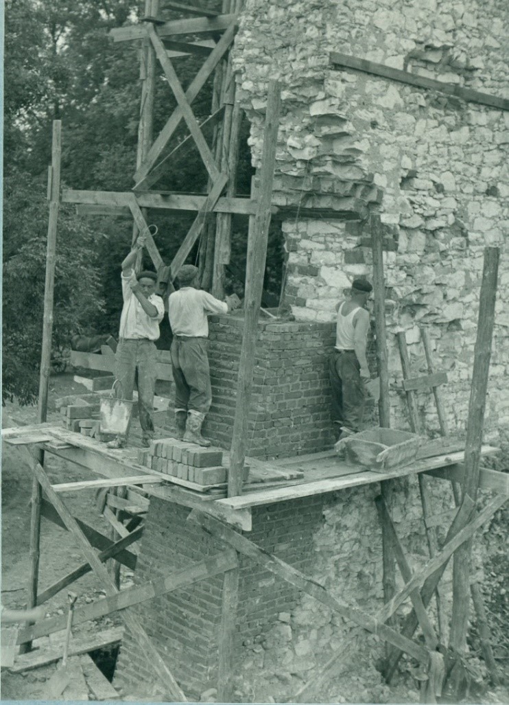 Fot. Zamek w Krupem. Robotnicy przy pracy(fot. autor nieznany, 1964 ?, Archiwum WUOZ Lublin, Delegatura w Chełmie)