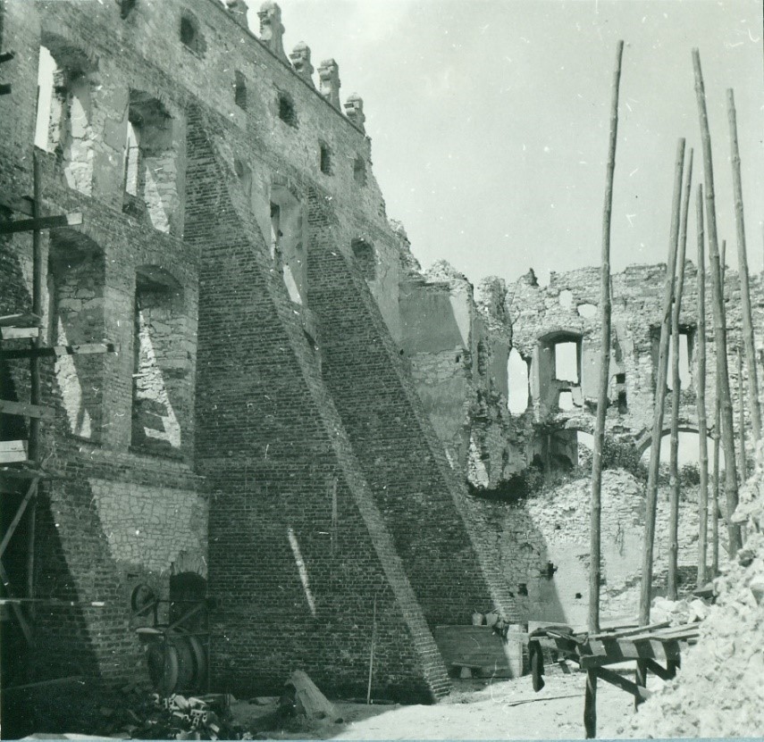 Fot. Ruiny zamku w Krupem. (fot. M. Kurzątkowski, 1964, Archiwum WUOZ Lublin, Delegatura w Chełmie)