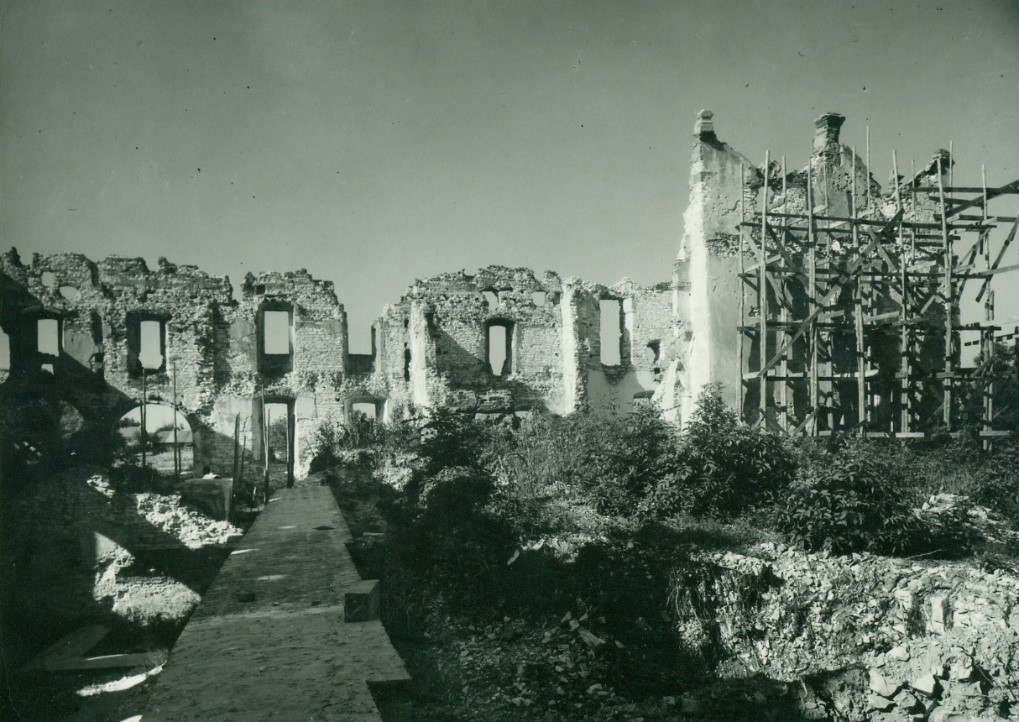 Fot. Ruiny zamku w Krupem (fot. J. Szandomirski, 1964, Archiwum WUOZ Lublin, Delegatura w Chełmie)