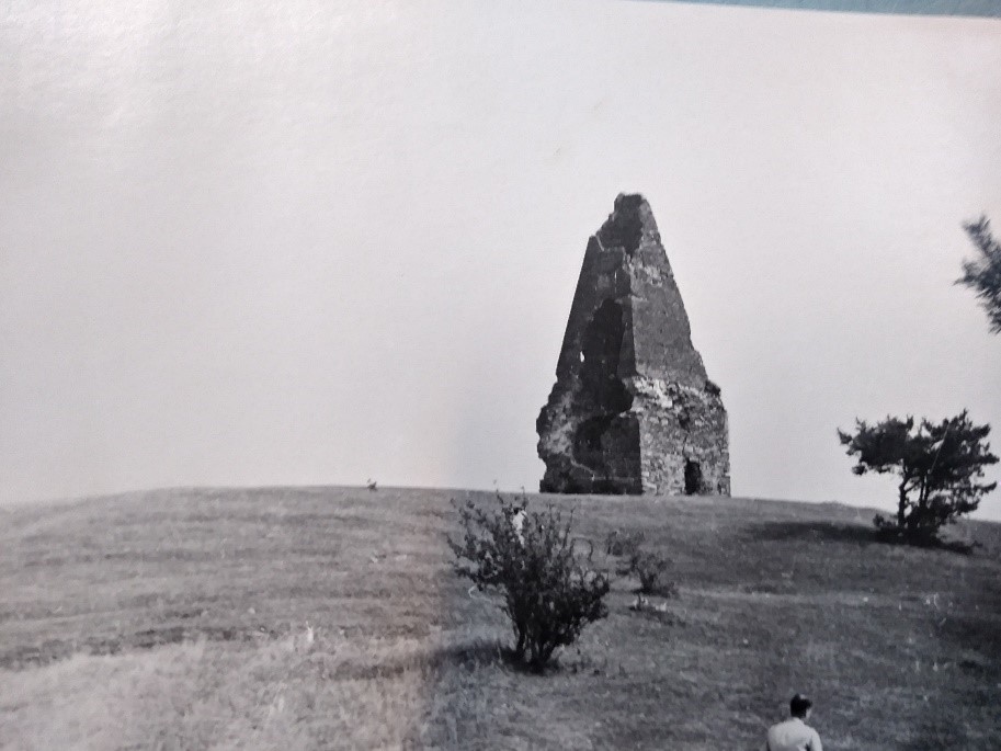 Fot. H. Gawarecki, Widok na wieżę ariańską 1955 r. Widoczne zniszczenia wojenne w ścianie zachodniej i szczytu wieży. Ze zbiorów WUOZ Del. Chełm