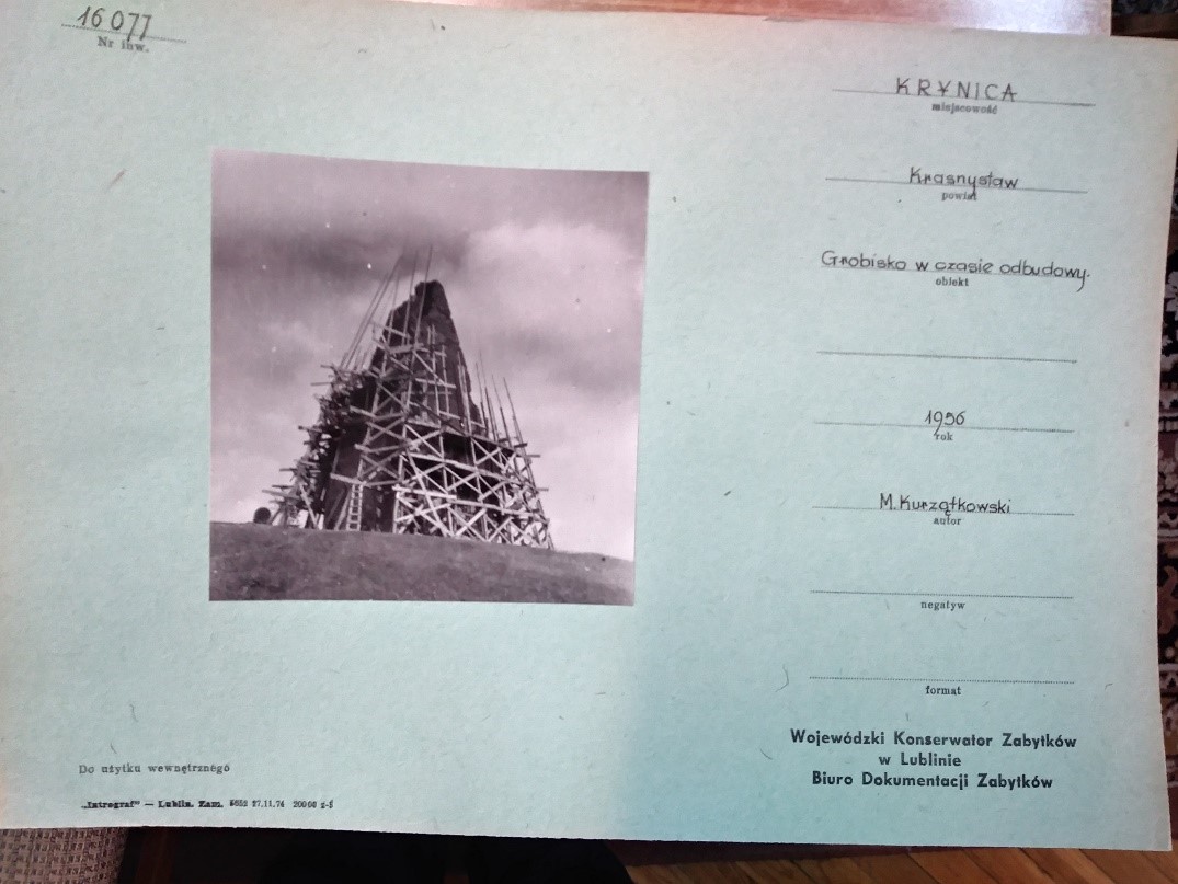 Fot. M. Kurzątkowski, Wieża w czasie odbudowy w 1956 r., widok na rusztowania okalające wieżę od strony południowej i zachodniej. Ze zbiorów WUOZ Del. Chełm