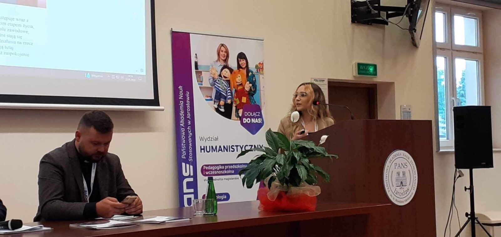 Studentka na katedrze podczas prezentacji naukowej w PANS w Jarosławiu.