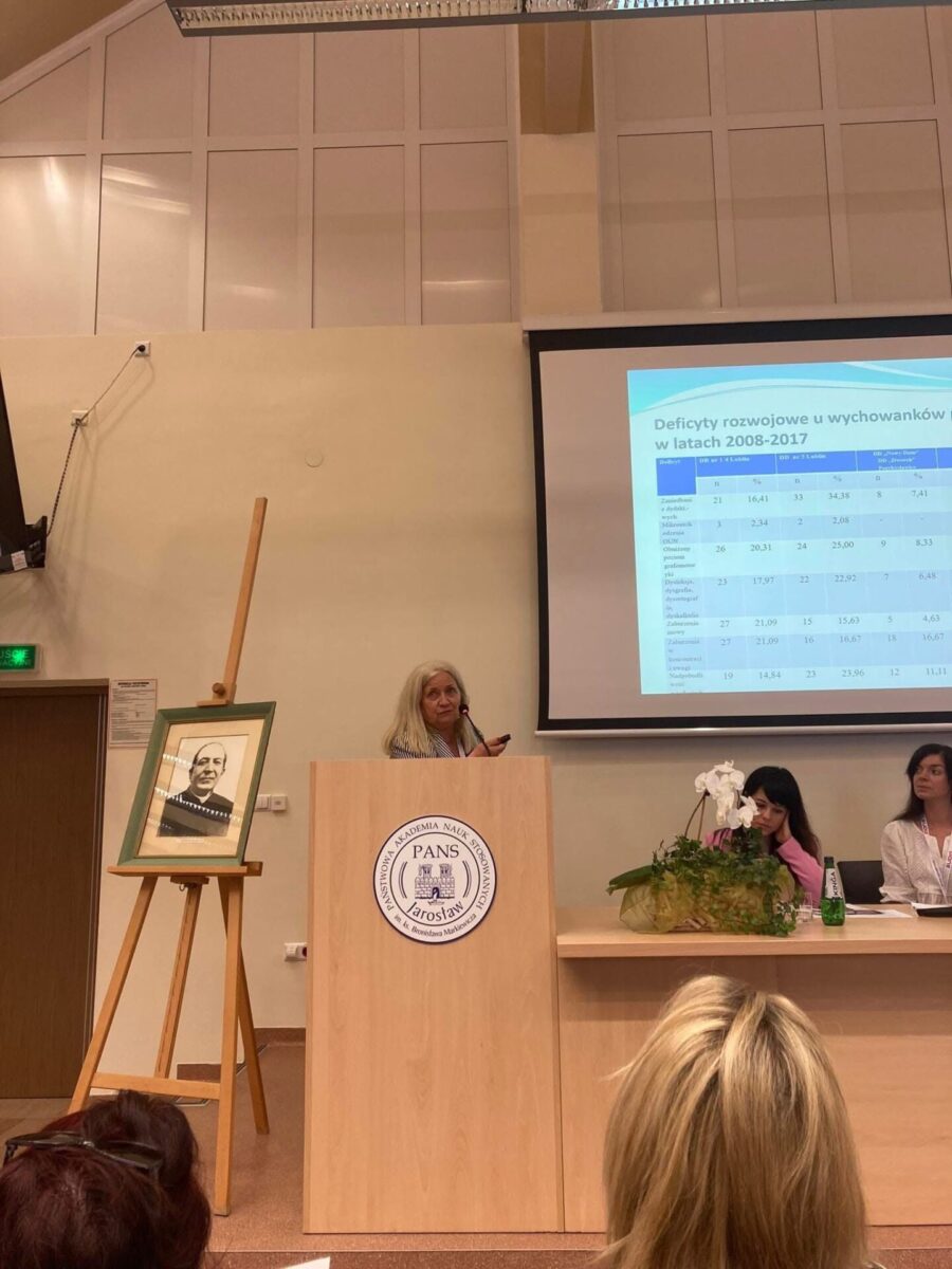 Pani Halina Bejger prowadzi wystąpienie na katedrze podczas konferencji naukowej