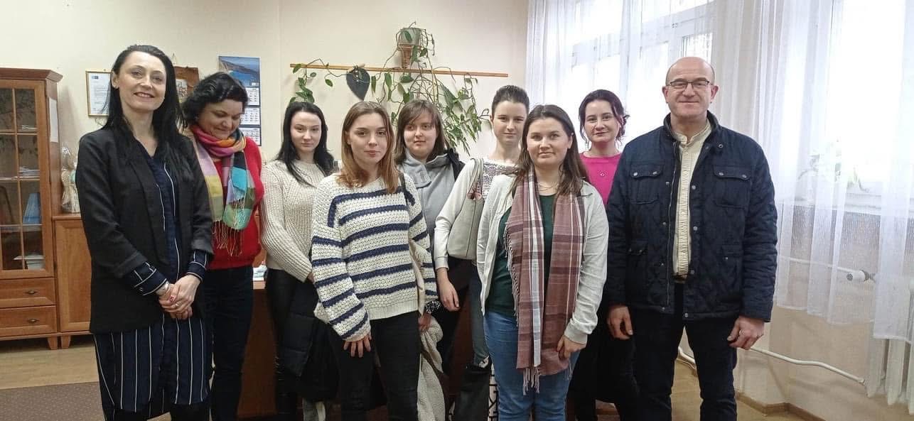 Studenci pozują do zdjęcia z Dyrektor MOPR i dr. Stanisławem Białkiem