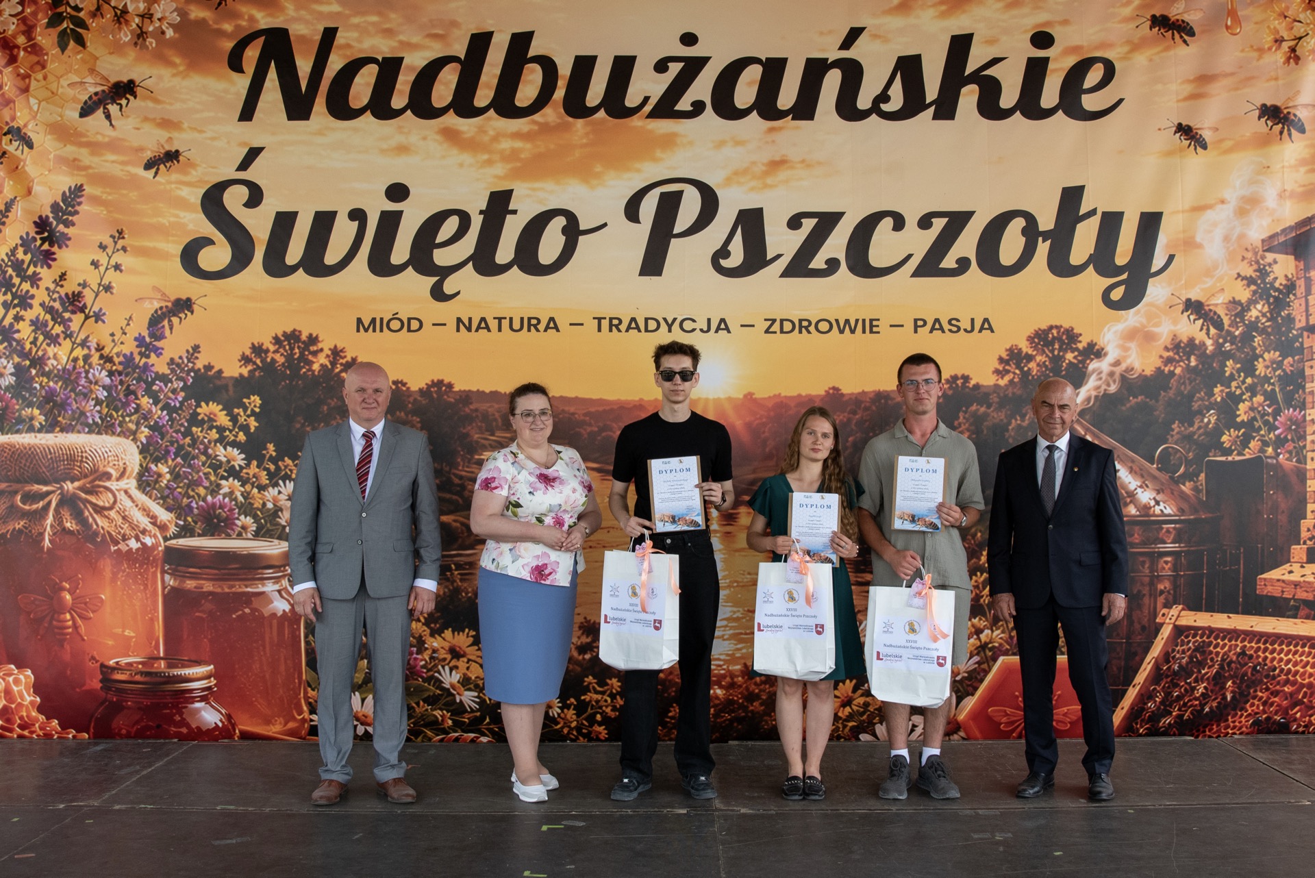 Laureaci konkursu „Pszczoła w&nbsp;środowisku naturalnym i&nbsp;życiu człowieka” nagrodzeni podczas XXVIII Nadbużańskiego Święta Pszczoły