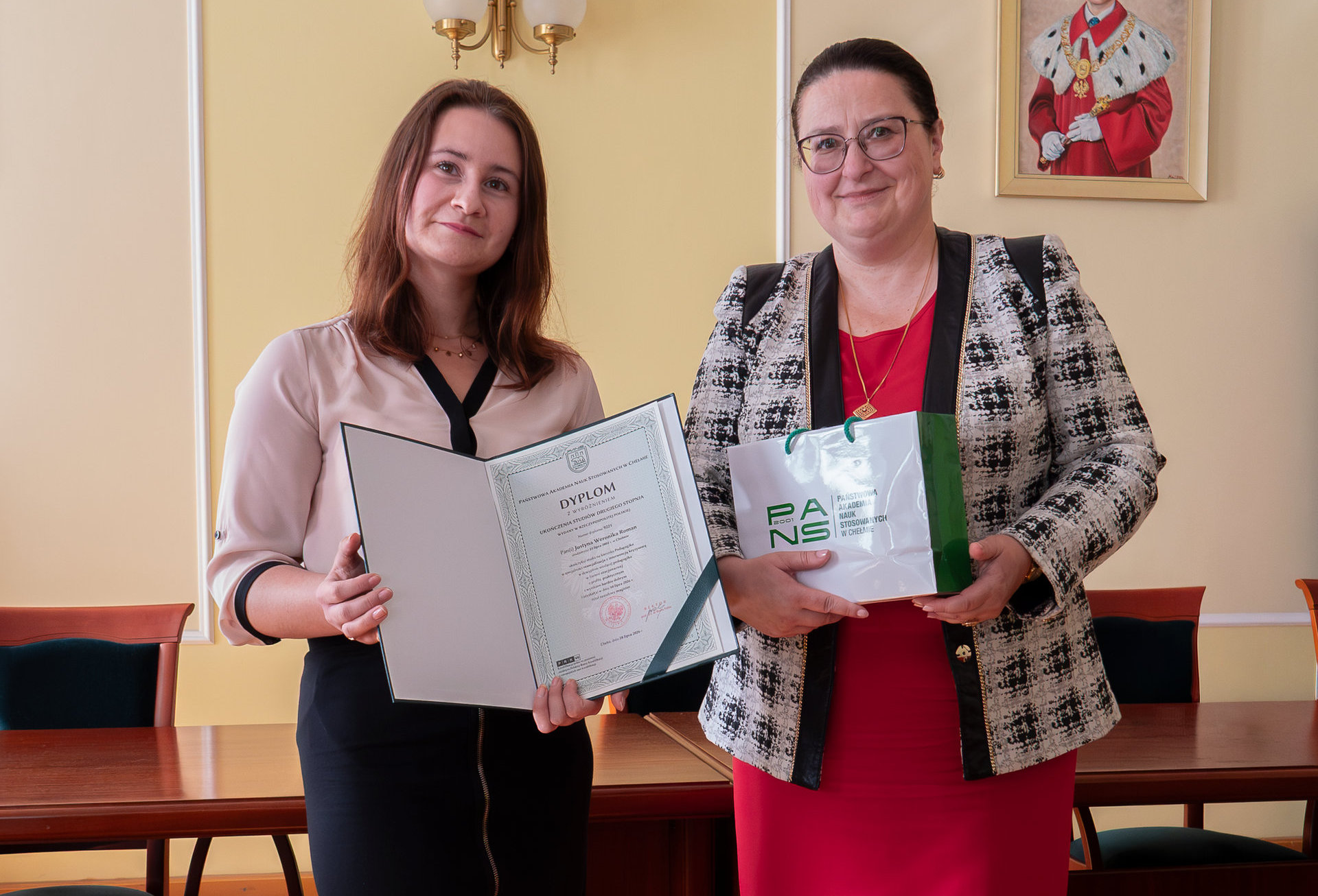 JM Rektor wręczyła dyplom ukończenia studiów z&nbsp;wyróżnieniem
